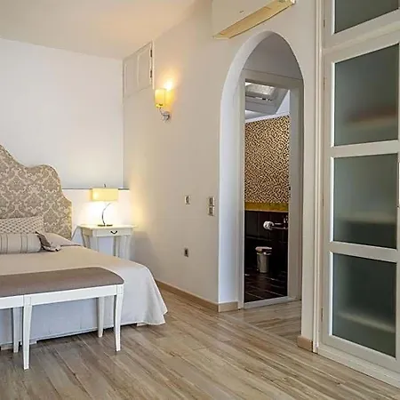 Delfini Aparthotel Oia (Santorini)