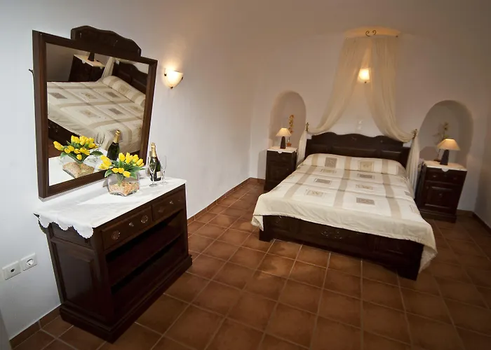 Delfini Aparthotel Oia