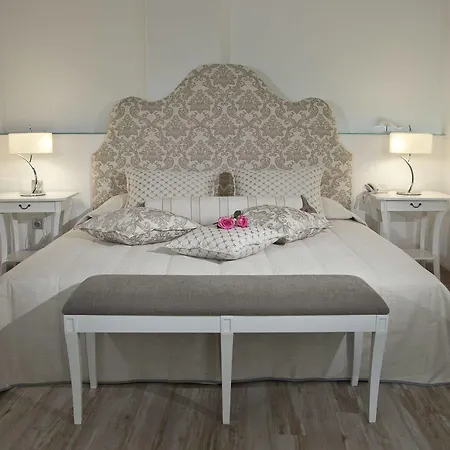 Delfini Aparthotel Oia (Santorini)